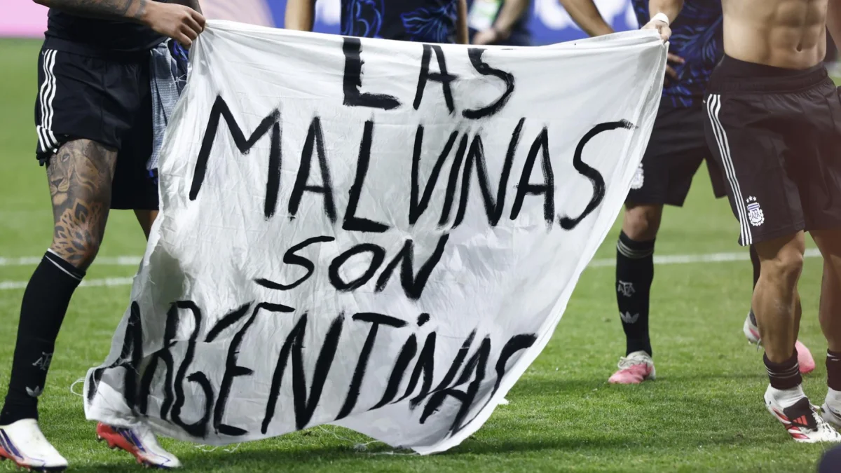 Jugadores exhiben una pancarta con la consigna sobre las Islas Malvinas durante el Mundial 2026, gesto que generó reclamos diplomáticos.