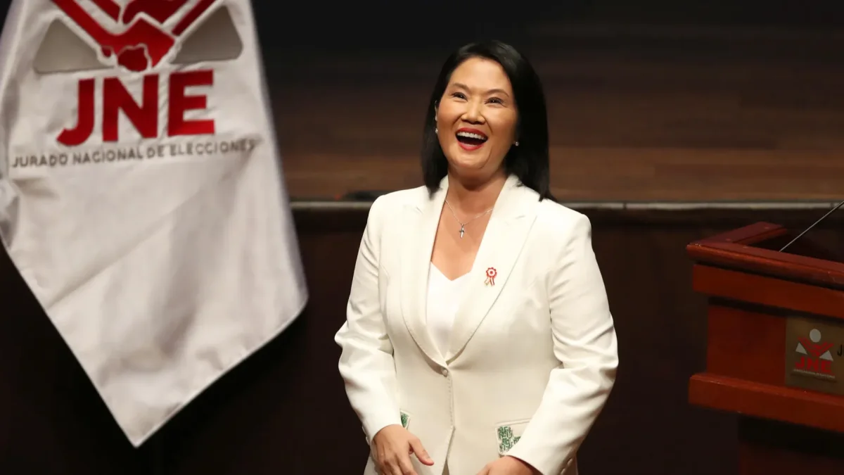 La presidenta electa de Perú, Keiko Fujimori (c), reacciona este miércoles, en Lima (Perú).