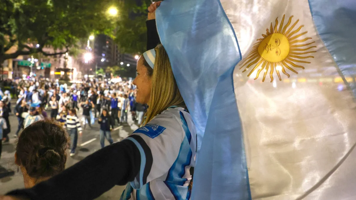Aficionados celebran el triunfo de Argentina frente a Inglaterra en la semifinal del Mundial de la FIFA 2026.