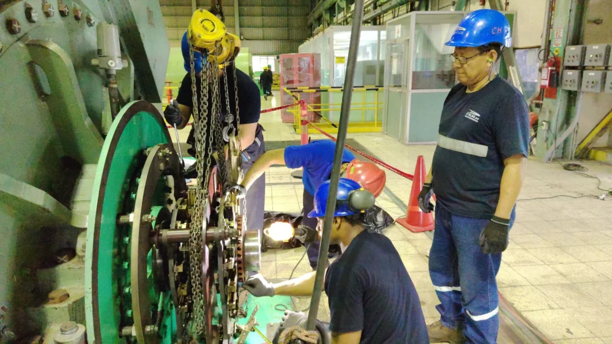 Técnicos realizan reparaciones en el parque térmico de Ecuador.