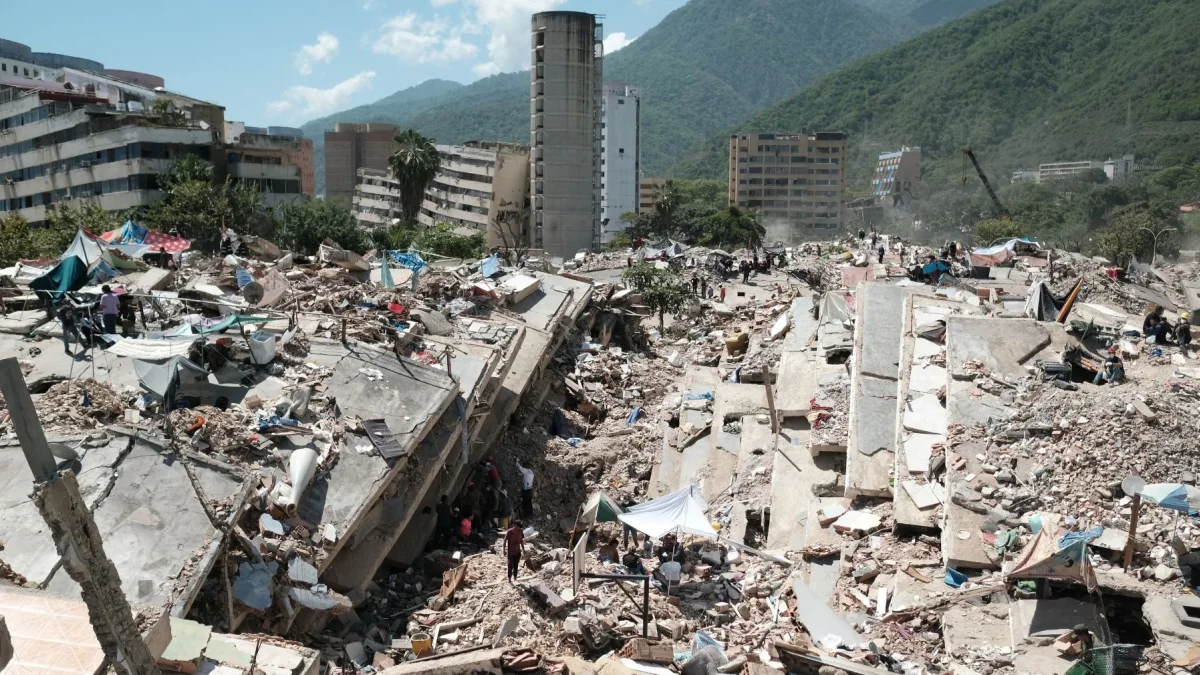 Gran parte de los edificios que colapsaron en el terremoto del 24 de junio en La Guaira fueron precisamente los construidos por los gobiernos de Chávez y Maduro.