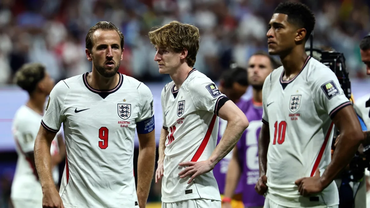 Harry Kane, capitán de Inglaterra, muestra su frustración al perder 1-2 la semifinal del Mundial de 2026 ante Argentina.