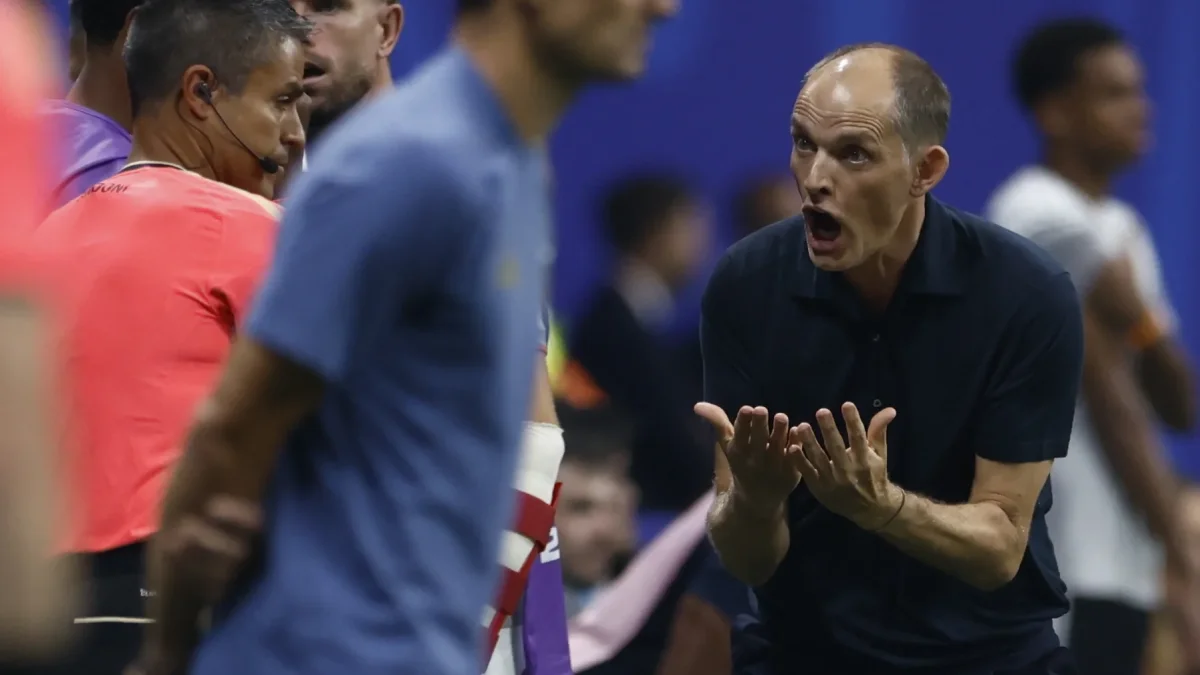 Thomas Tuchel, seleccionador de Inglaterra, reclama una decisión durante el partido ante Argentina por la semifinal del Mundial 2026.