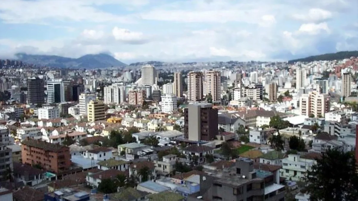 Quito ha maltratado su legado y no ha cultivado la estética como valor, y haría un mal cuadro si no lo salvaran su geografía caprichosa y el marco de sus volcanes.