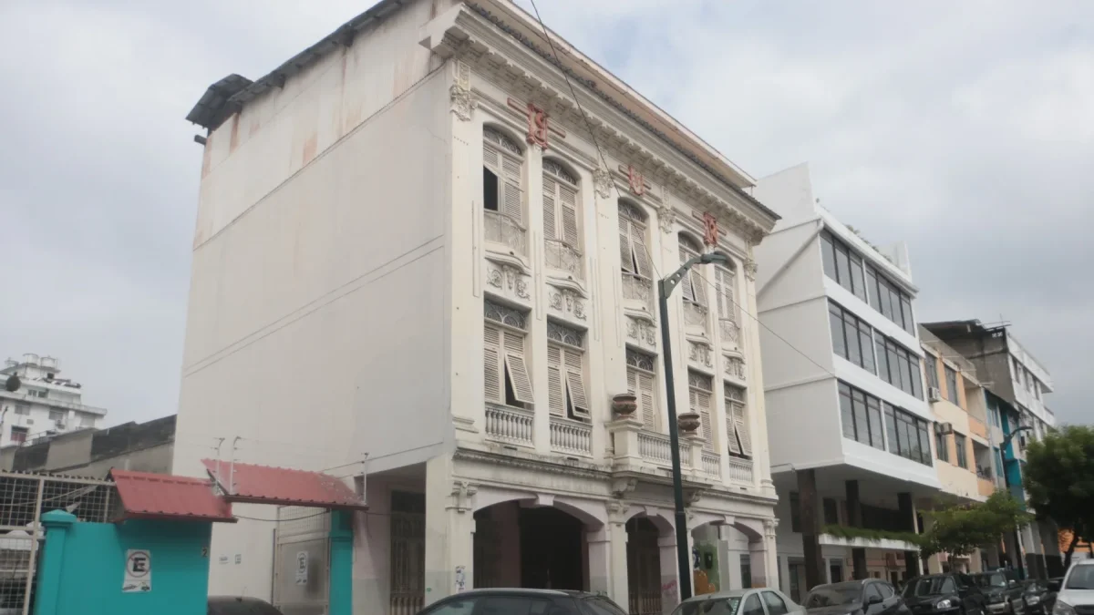 La casa Madinyá, inaugurada en 1927, está ubicada en las calles Tomás Martínez, entre Rocafuerte y Córdova, en el centro de Guayaquil.