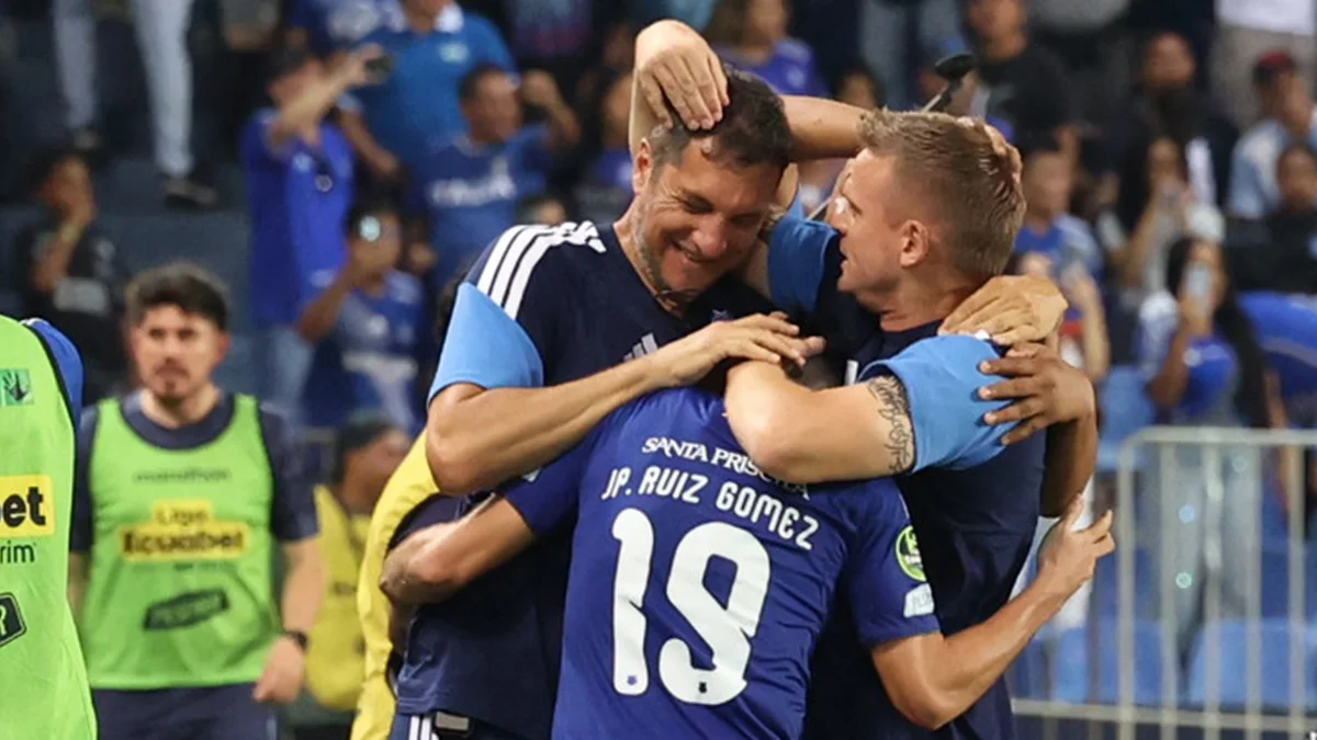 Juan Pablo Ruiz se abraza a Cristian Nasuti y Javier Klimowicz en Emelec.