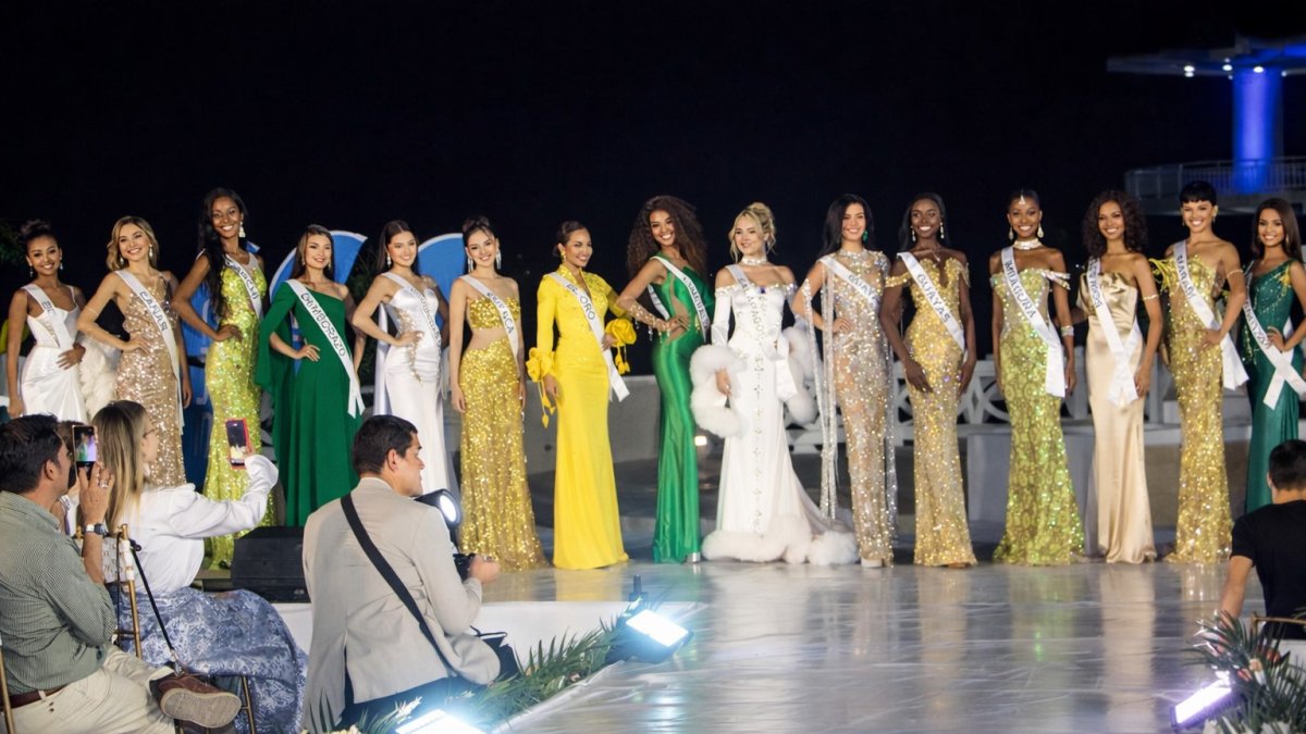 Las candidatas a Miss Universo Ecuador 2026 en el balneario de Ballenita en donde arrancó el certamen