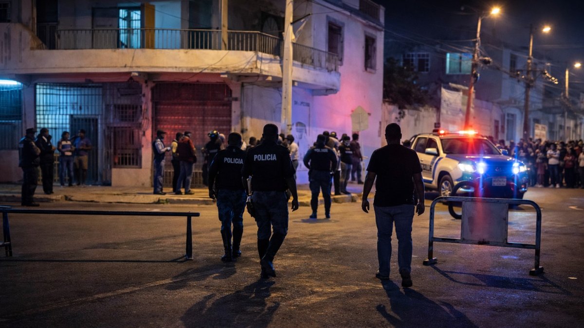 El personal policial investigó el crimen del estudiante ocurrido a la salida de clases en el cantón La Libertad