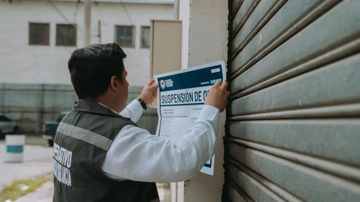 Funcionario municipal colocó un sello de clausura en obra que se realiza en el Barrio del Astillero, sur de Guayaquil.