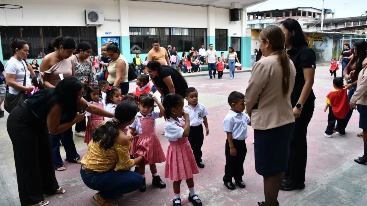 Educadores y padres debemos asumir nuestra responsabilidad cuando se develan cada día casos de falta de ética y moral pública y privada.