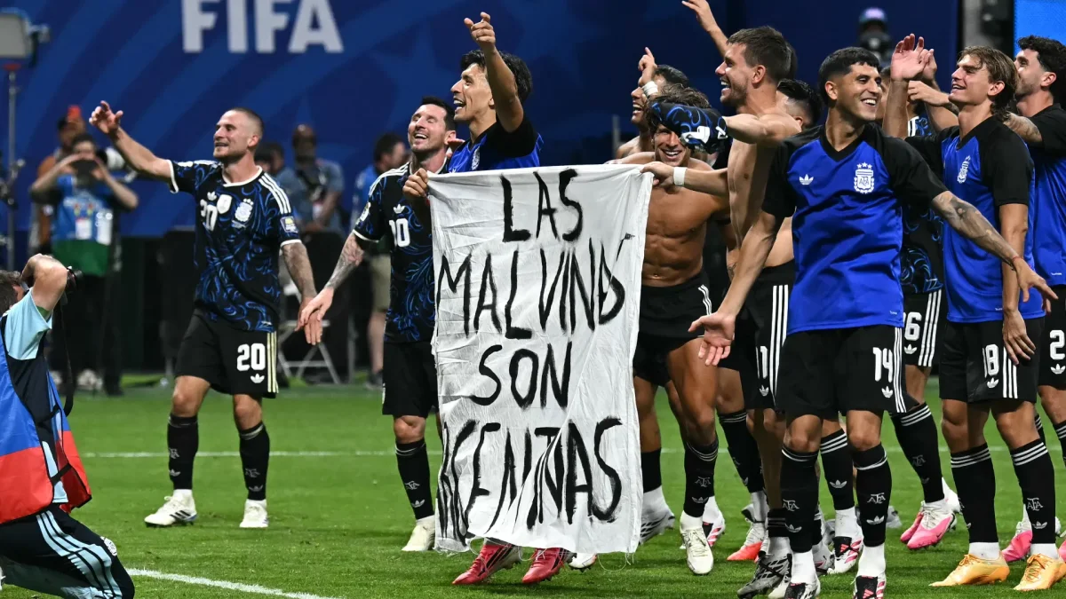 Los jugadores argentinos sostienen una pancarta con el lema