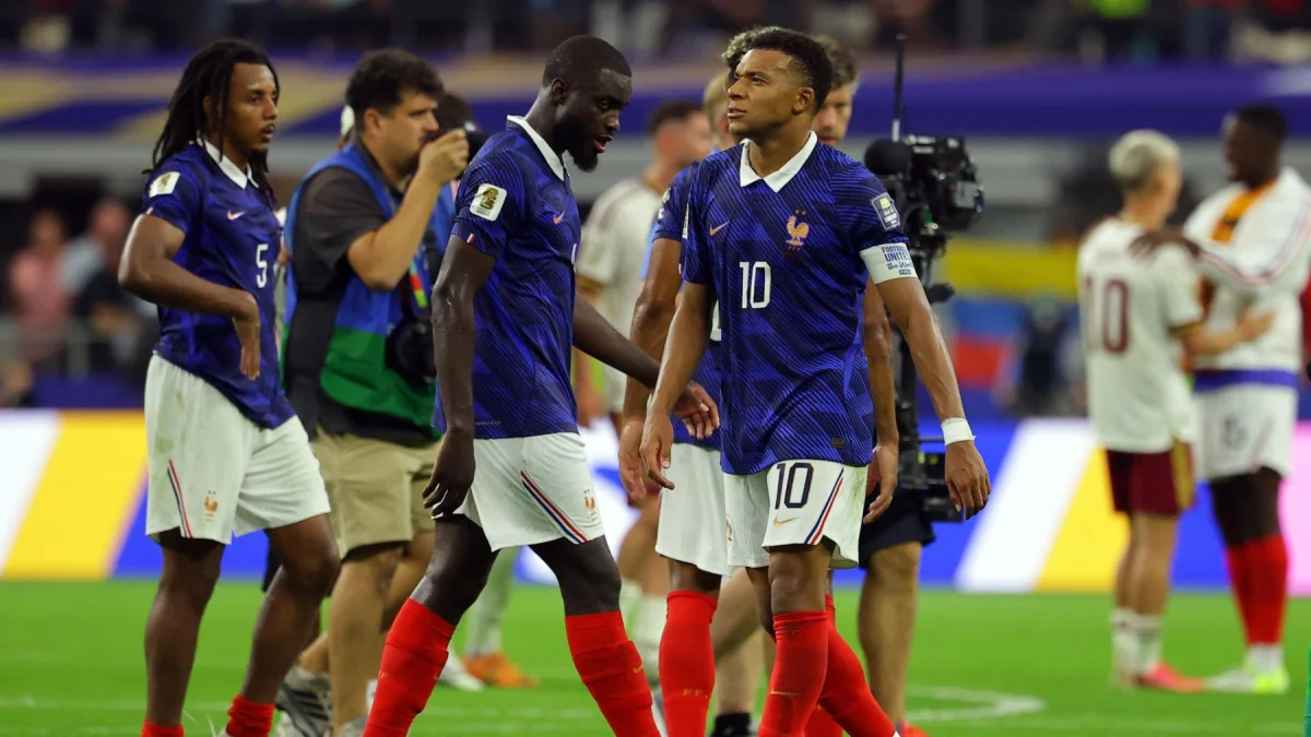 Kylian Mbappé (10) lamenta la derrota de Francia ante España, que pone a los galos en la disputa del tercer lugar ante Inglaterra.