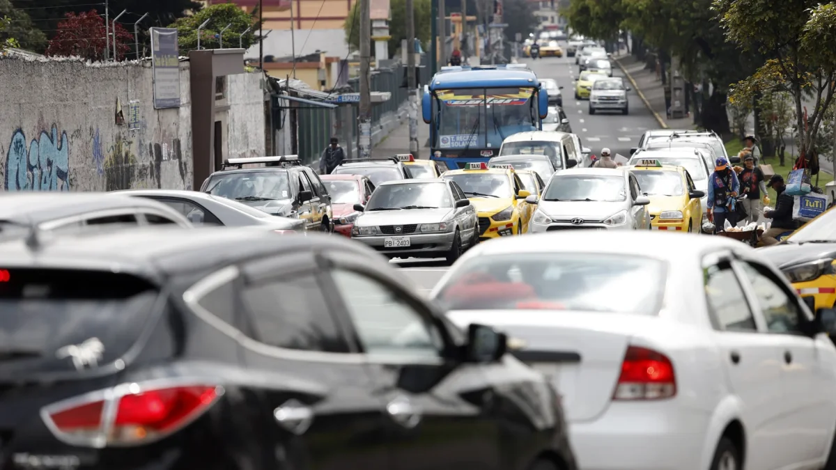 El aumento del tráfico en Quito impacta la calidad de vida y la productividad de sus habitantes.