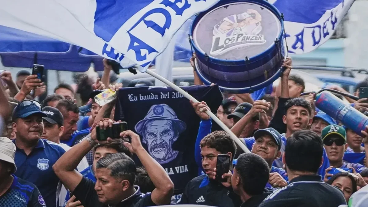 Hinchas de Emelec ingresan al estadio George Capwell antes del Clásico del Astillero.