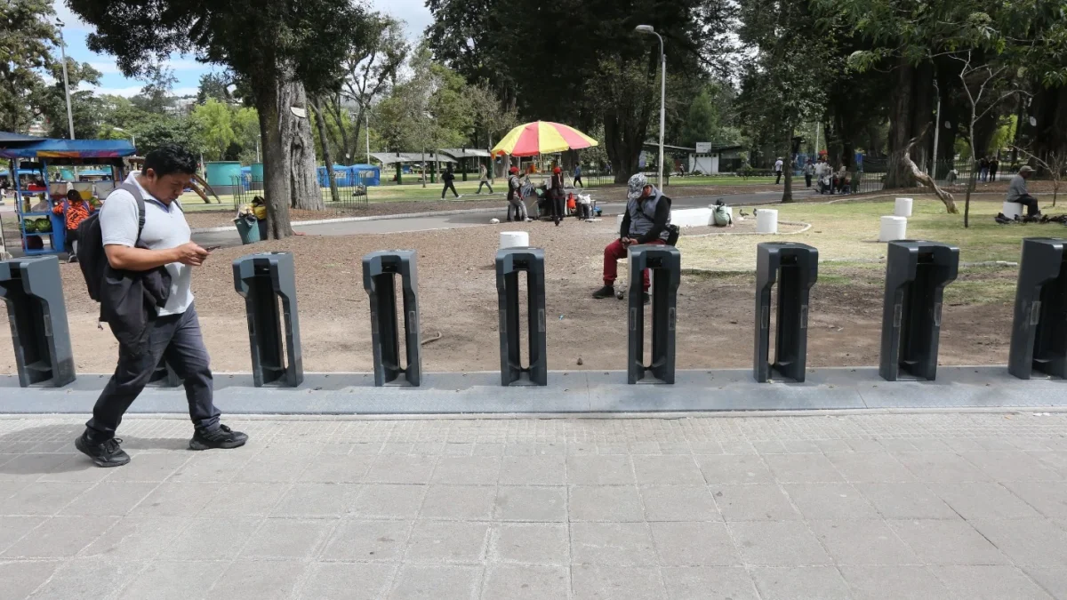 Las nuevas estaciones de QuitoBici comenzaron a instalarse en sectores estratégicos de la ciudad como parte del plan de movilidad sostenible.