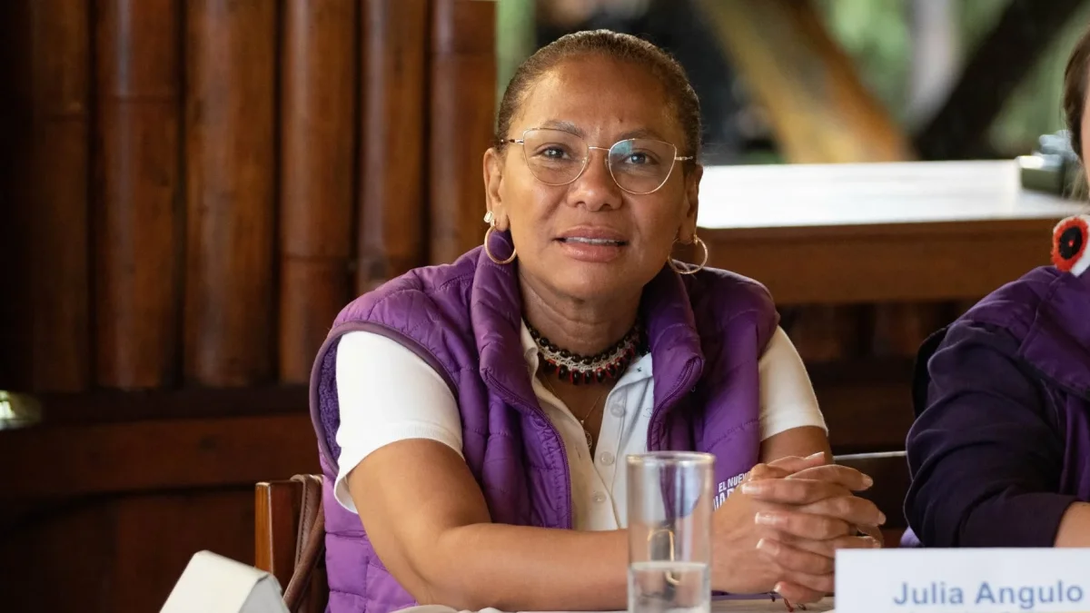 La ministra Julia Angulo Girón busca la Prefectura de Esmeraldas por el movimiento ADN mientras afronta un juicio por presunto peculado.