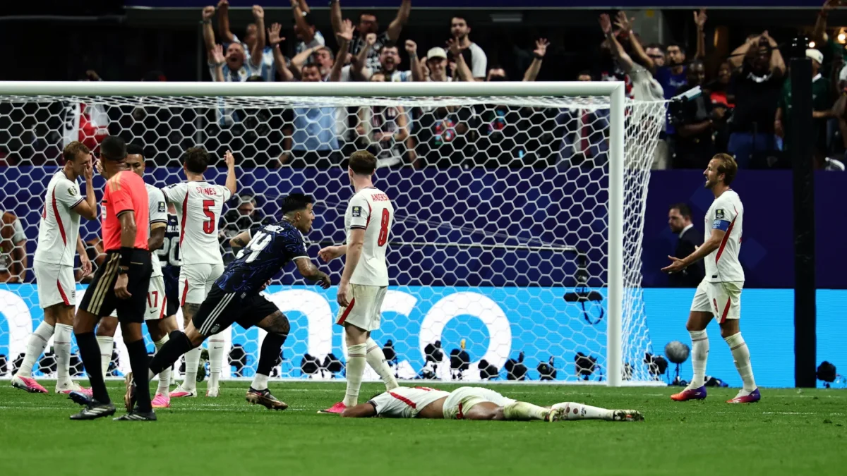 Enzo Fernandez (de azul) ha sido determinante para Argentina en los partidos de eliminatoria del Mundial 2026.