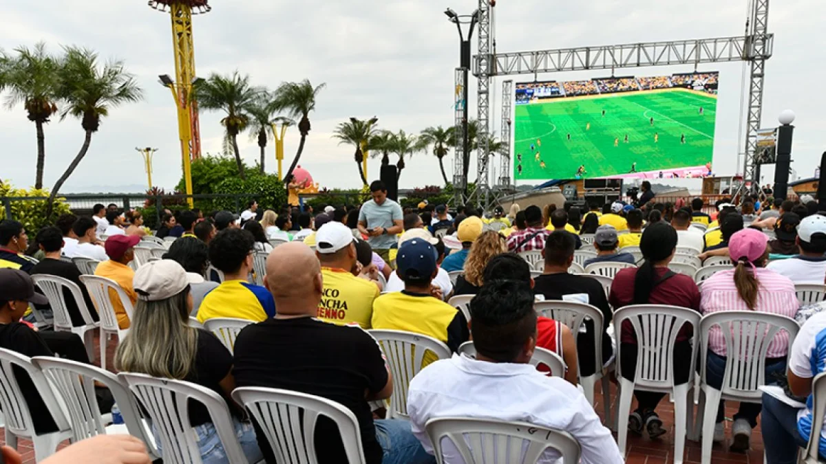 Referencial. Los aficionados podrán disfrutar del partido en pantalla gigante.