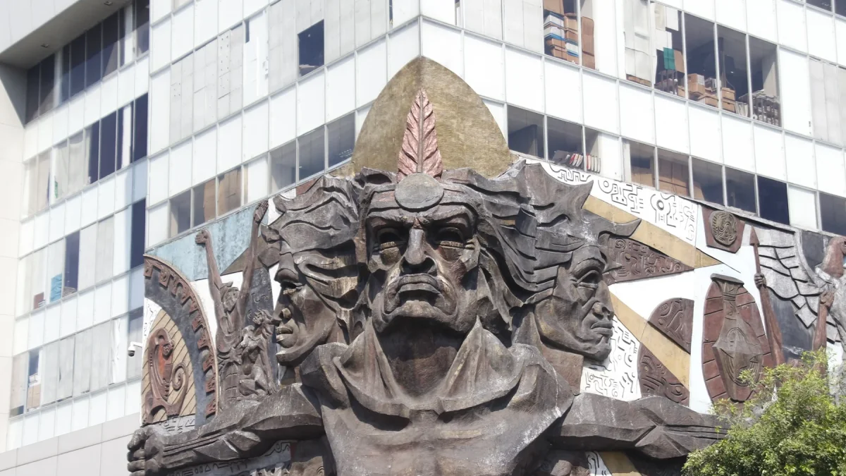El mural Rumiñahui, del maestro Theo Constante, se impone en el antiguo edificio del Museo Antropológico del Banco Central, en avenida 9 de Octubre y Antepara.