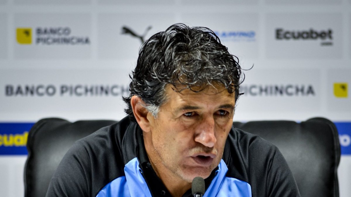 Patricio Hurtado dirigirá a Liga hoy ante Leones, tras la salida de Tiago Nunes de la dirección técnica.