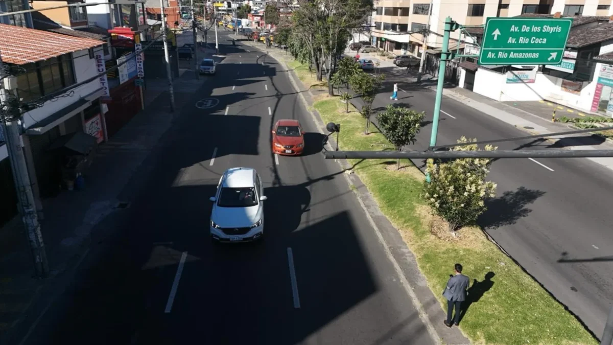 Leonardo Tituaña hace trabajo de campo; con su celular monitorea y confirma el número de vehículos que circulan por hora en la 6 de Diciembre y El Inca, en Quito.
