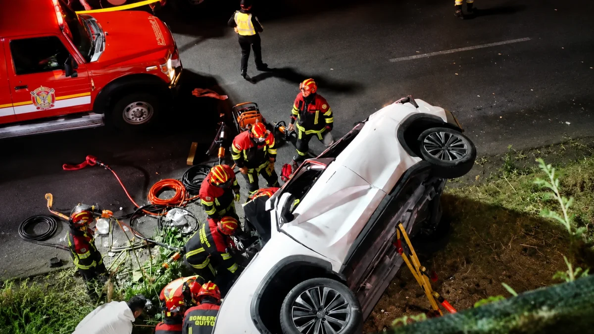 Un vehículo habría caído hacia la avenida Mariscal Sucre, en Quito. El siniestro dejó tres fallecidos y ocho heridos, según Bomberos.