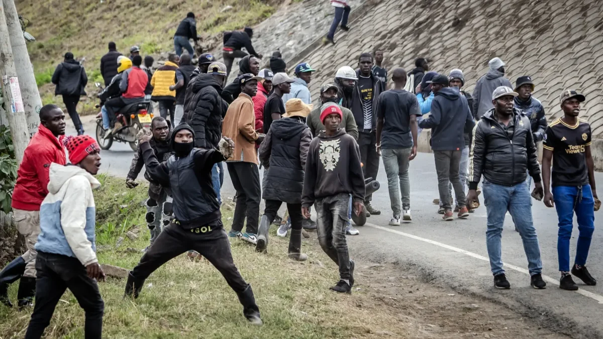Varios hombres lanzan piedras durante los enfrentamientos con los partidarios del exvicepresidente y líder de la oposición en Nairobi el 21 de agosto de 2025.