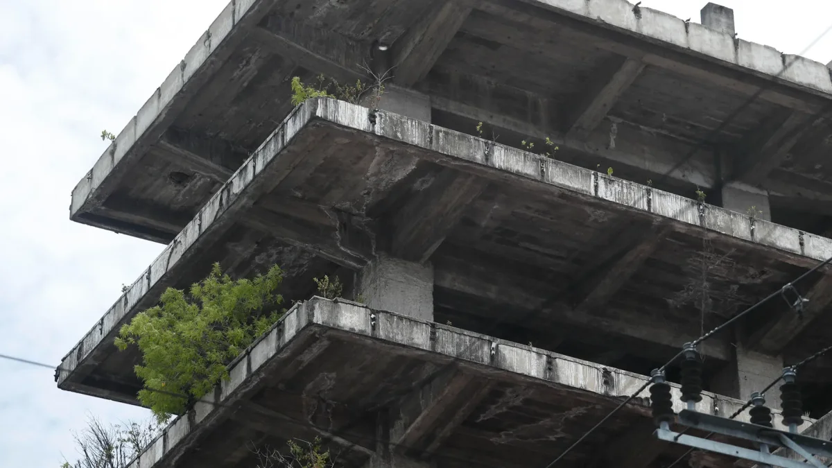 Fotografía que muestra las ruinas del antiguo edificio de una biblioteca en el centro histórico en San Salvador (El Salvador).