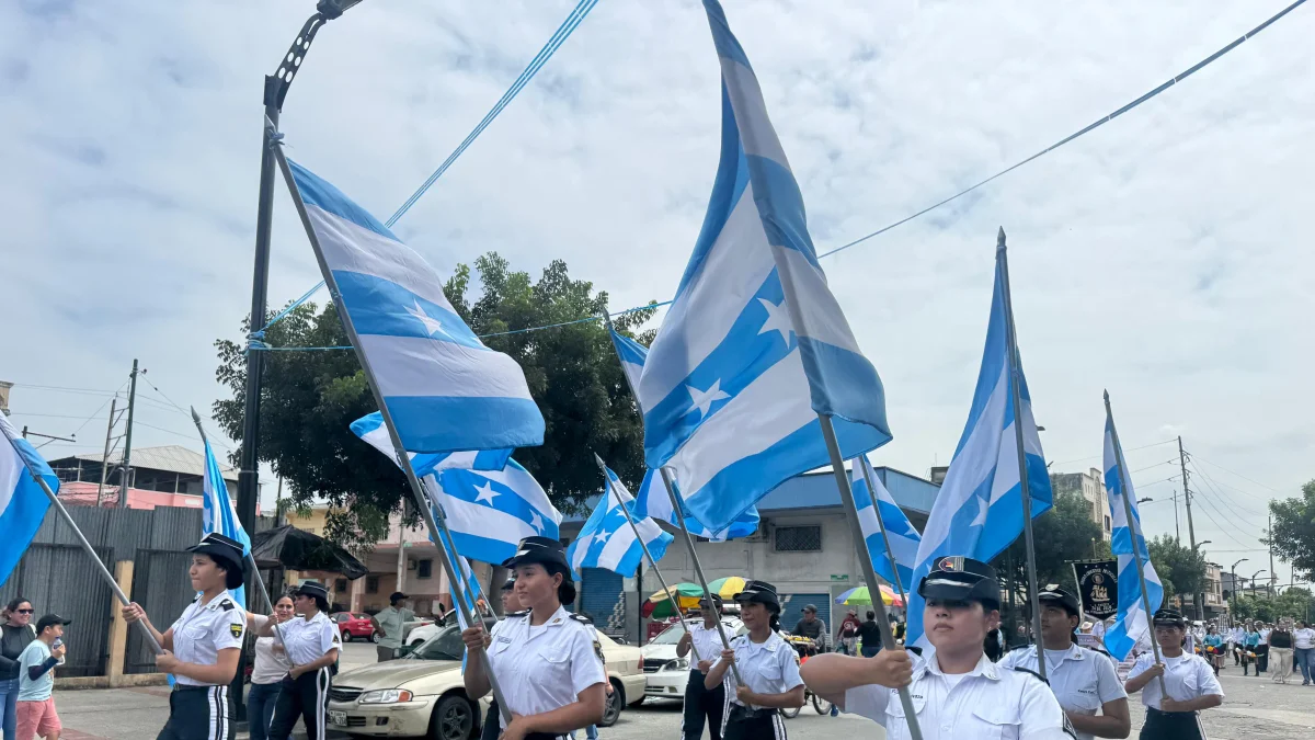 Los estudiantes desfilaron en el Barrio Garay.