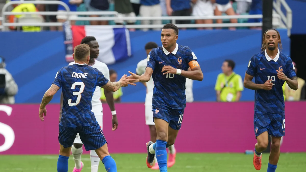 Kylian Mbappé (c) celebró 2 goles en la derrota de Francia 3-5 ante Inglaterra.