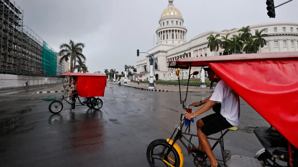 Un par de bicitaxis fue captado este 11 de julio frente al Capitolio de La Habana (Cuba), mientras el país padece el segundo apagón eléctrico nacional de esta semana y el cuarto del año.