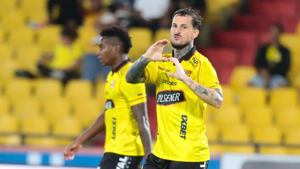 Darío Benedetto celebra su gol ante Libertad.