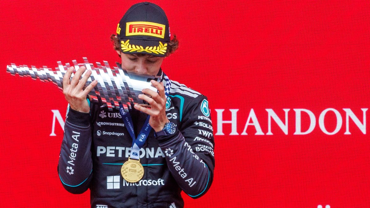 Andrea Kimi Antonelli de Mercedes besa el trofeo de ganador del Gran Premio de Bëlgica.