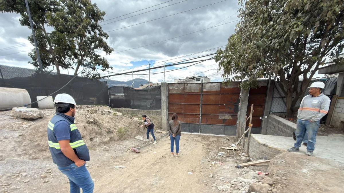 Obra sin permisos es suspendida tras encontrar vestigios arqueológicos en Cotocollao, norte de Quito.