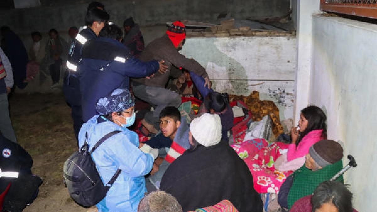 Personas resguardándose tras un sismo en la provincia de Chupaca, en la región de Junín.
