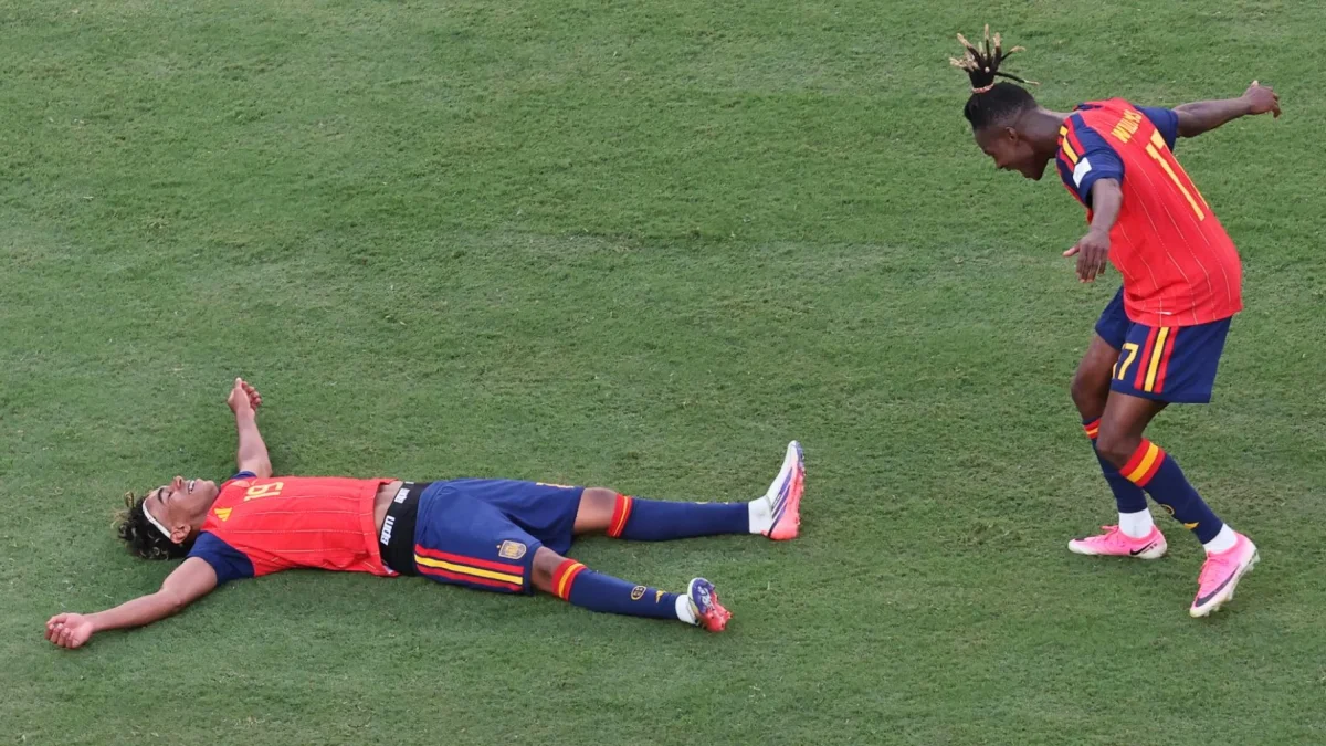 Lamine Yamal y Nico Williams celebran el título de España.
