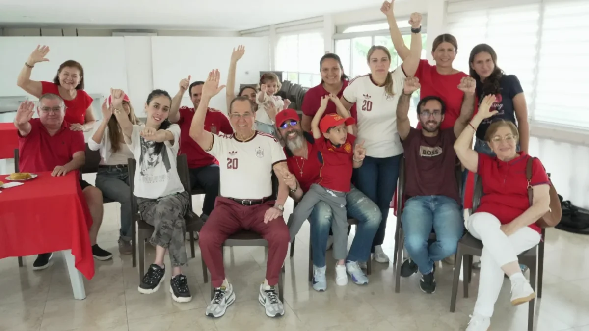 Hinchas españoles apoyaron a su selección a la distancia.