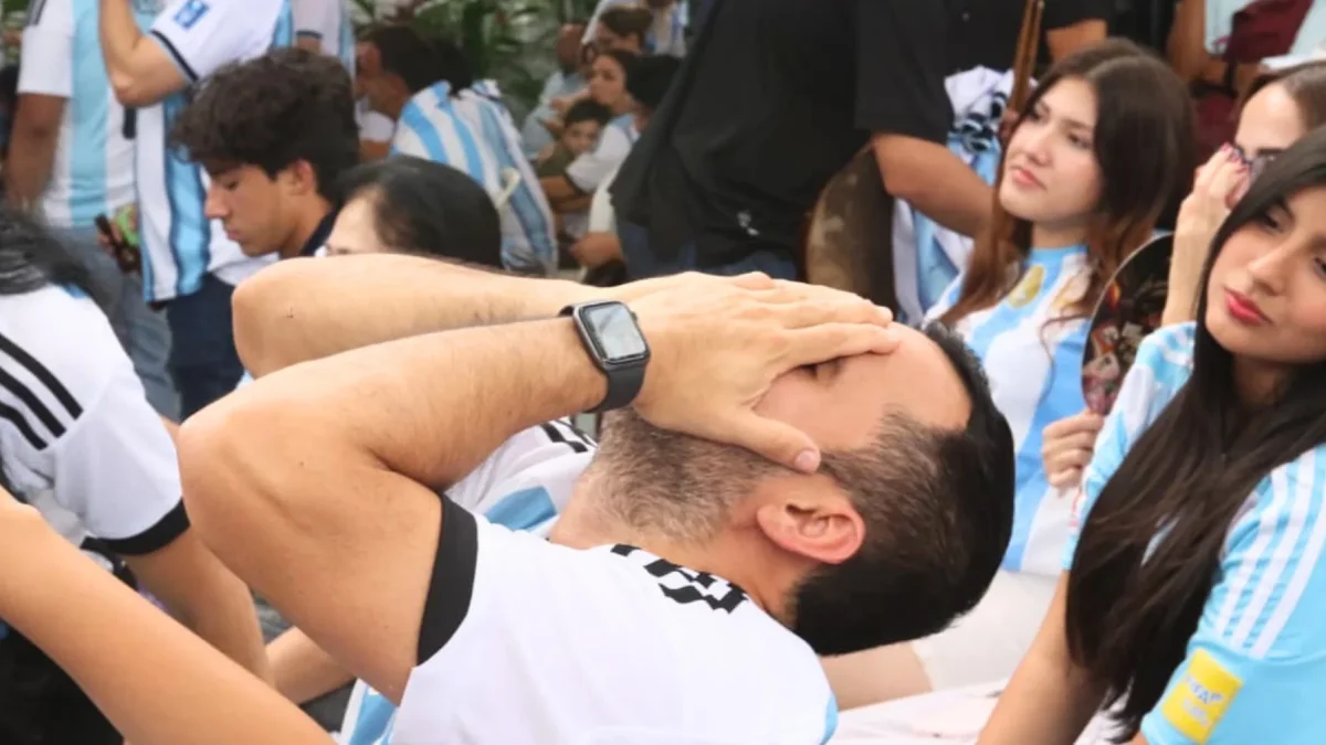 Aficionado de Argentina se lamenta durante el partido contra España.