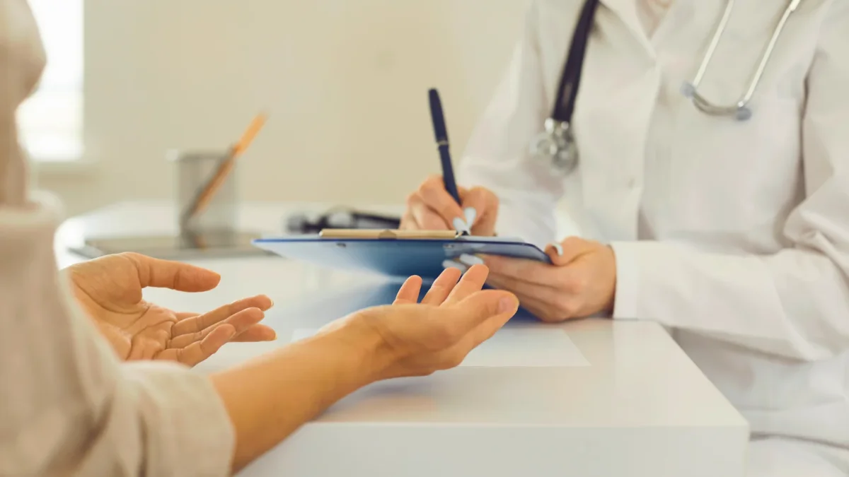 El debate sobre seguros médicos plantea la necesidad de mayor regulación y protección al paciente.