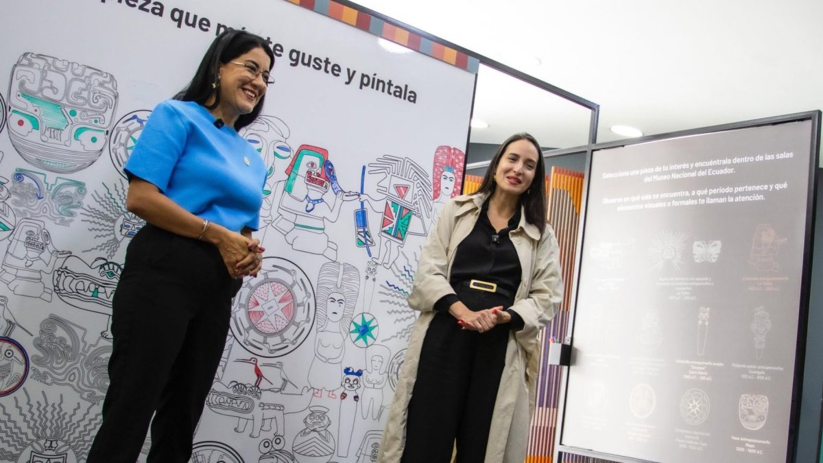 La ministra Gilda Alcívar García junto a la exviceministra de Cultura y Patrimonio, Romina Muñoz.