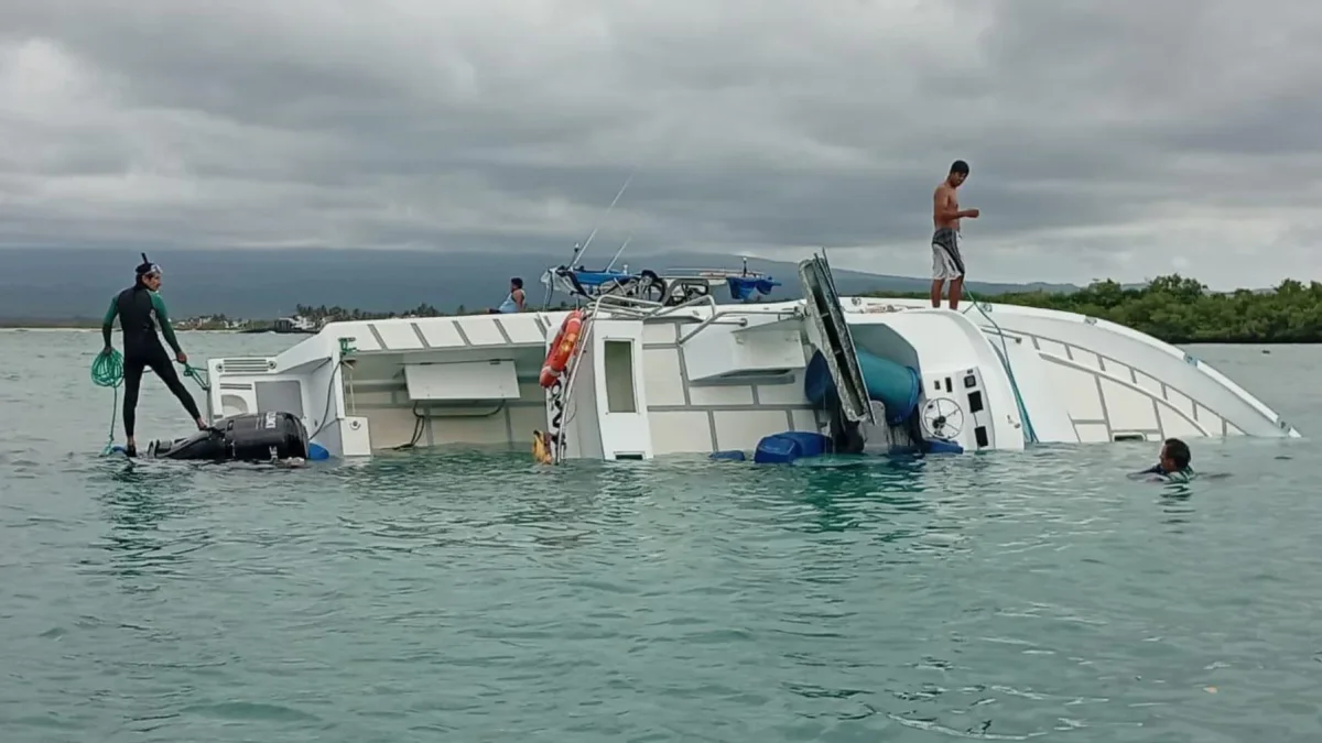 Las Fuerzas Armadas brindaron atención inmediata a una embarcación que encalló en el sector Las Tintoreras, en Galápagos.