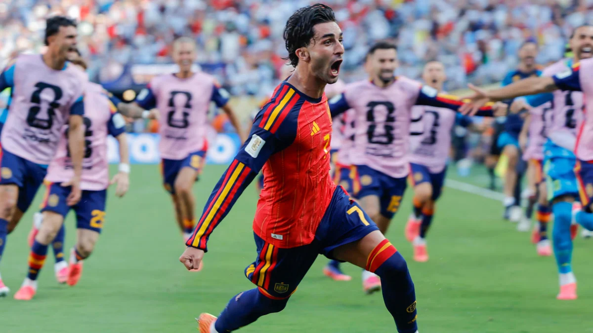 Ferran Torres celebra su gol mientras la afición española estalla de júbilo.