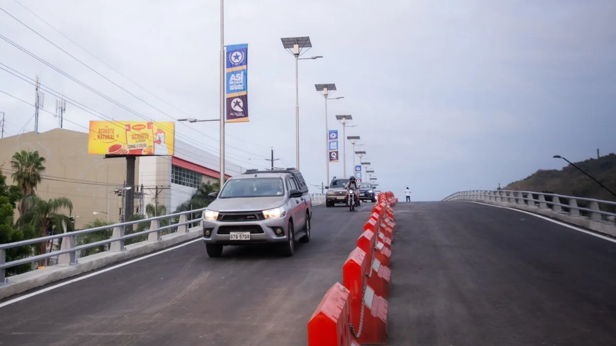 Conductores ya utilizan el primer cuerpo del viaducto de la avenida del Bombero, una obra que busca reducir las esperas en este punto de Los Ceibos.