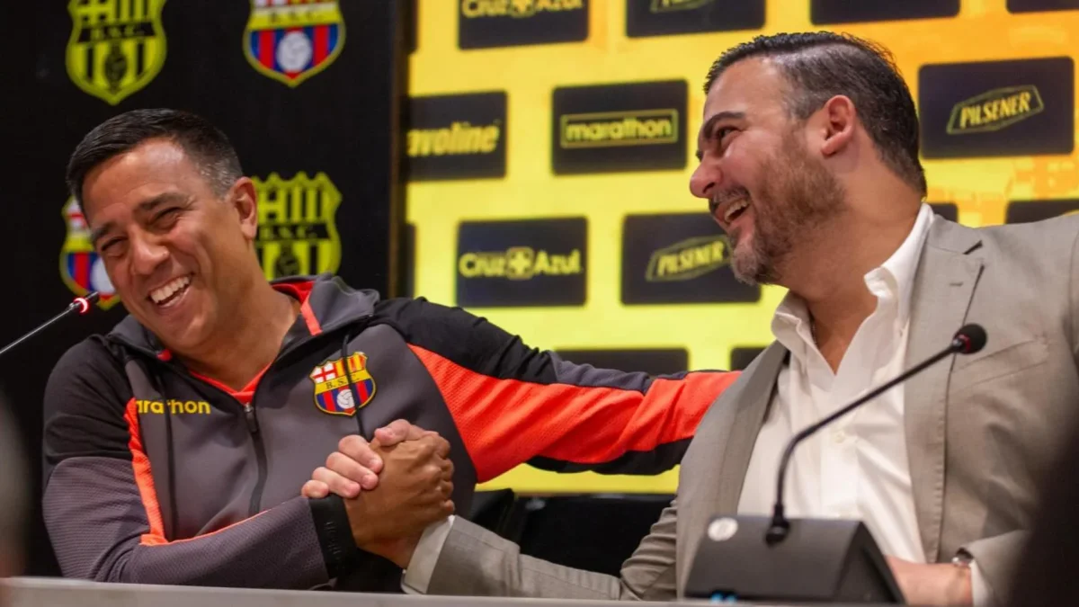 César Farías junto a miembros de la directiva de Barcelona Sporting Club durante una actividad institucional.