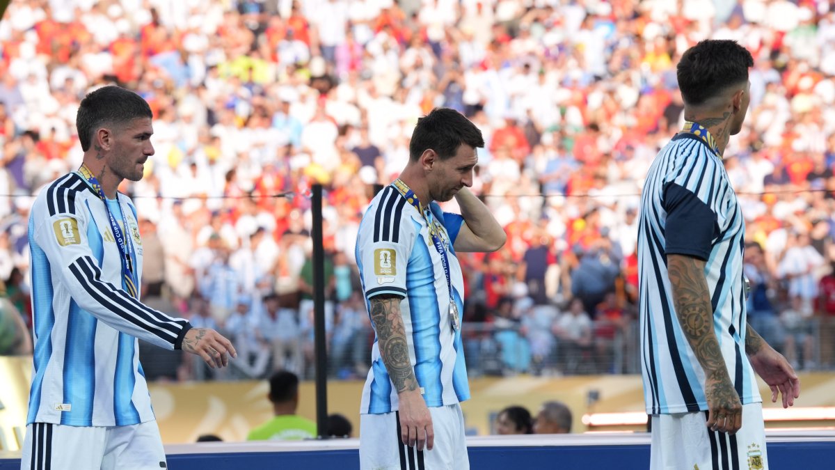 Lionel Messi (c) de Argentina durante la premiación del segundo lugar del Mundial de la FIFA 2026, junto a otros de sus compañeros.