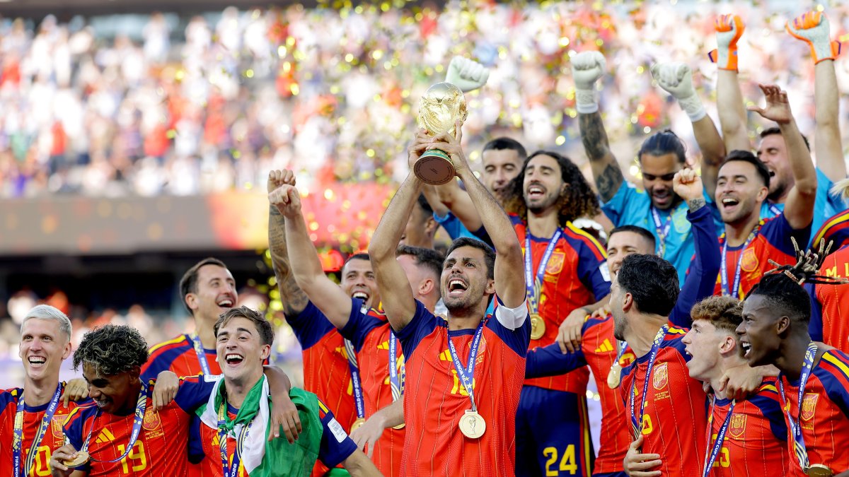 El capitán de la selección española Rodri levantó la copa ante el grito y algarabía de sus compañeros.