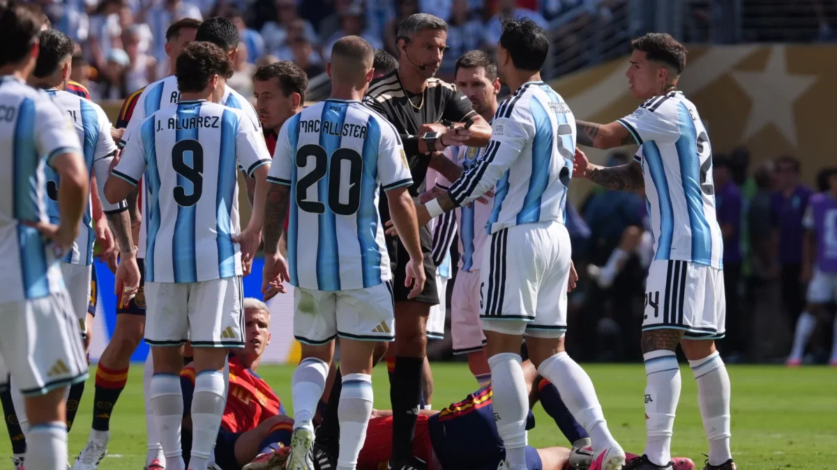 Leandro Paredes (i-atrás) de Argentina empuja a Gavi (i-abajo) de España este domingo.