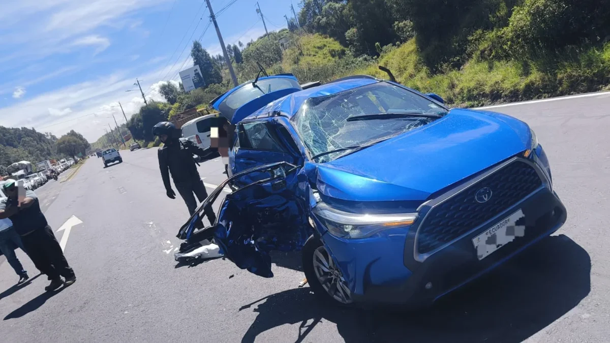 Un accidente de tránsito en la avenida Simón Bolívar, una de las principales arterias de Quito, dejó seis personas heridas.