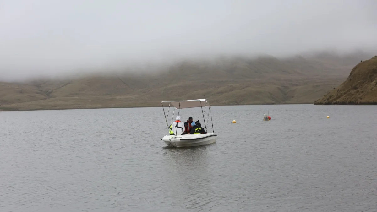 El embalse se encuentra dentro del Parque Nacional Cayambe Coca, una zona protegida destinada a la conservación de los ecosistemas de páramo.