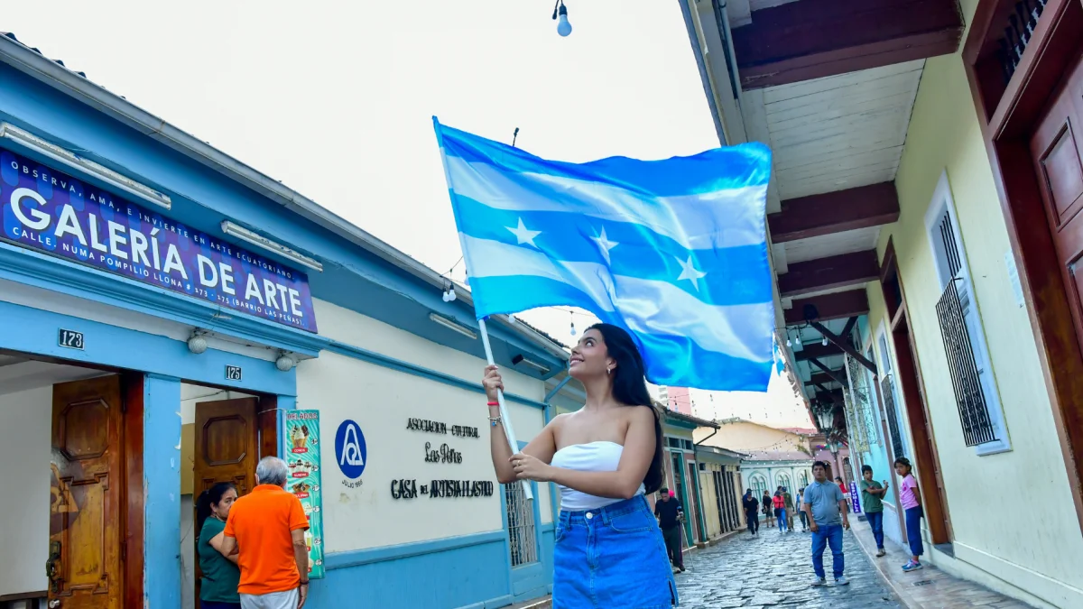 Banderas y calles coloniales en Las Peñas acompañan la agenda cultural y artística de las Fiestas Julianas en Guayaquil.